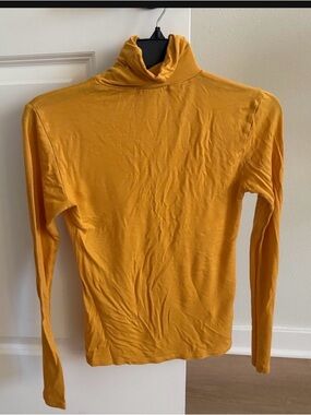 Active Basic Mustard Crewneck Top